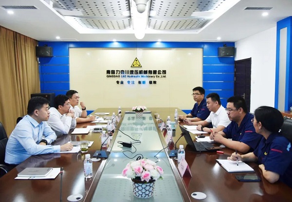 為高質(zhì)量發(fā)展賦能！青島高新區(qū)李天傳主任至力克川液壓調(diào)研2.jpg